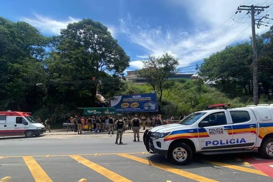 A van despencou e ficou presa em uma árvore (Foto/Divulgação)