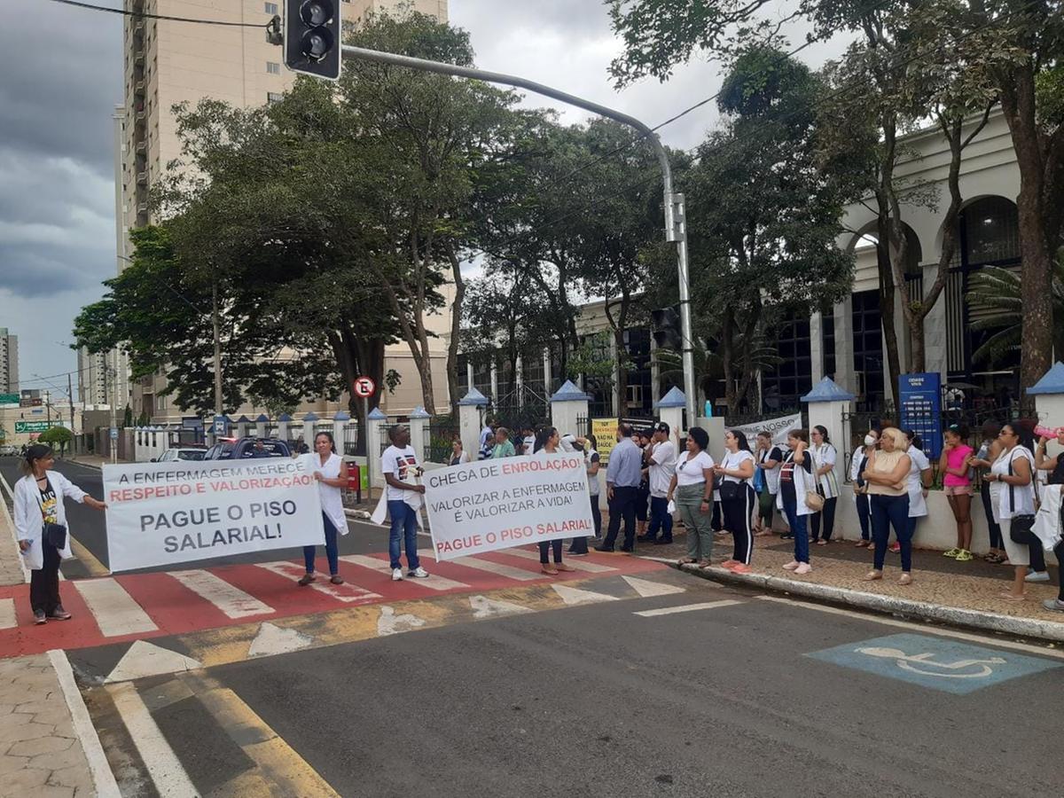 Manifestação dos enfermeiros, em frente ao Centro Administrativo da PMU (Foto/Jairo Chagas)