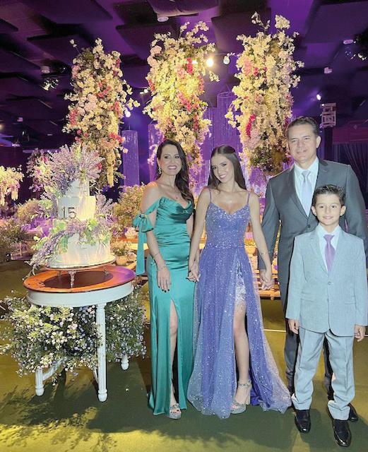 Luiza Barsam com os pais Florença e André Luiz Rezende Barsam e o irmão caçula Augusto Barsam (Foto/Alex Pacheco)