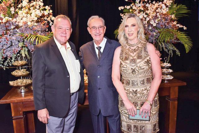 Gilberto Rezende com a relações públicas, Liana Marzinotto e Luciano Veludo (Foto/Paulo Lúcio)