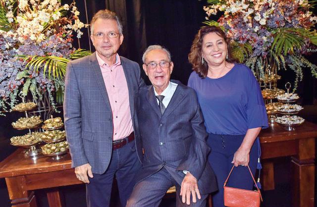 A presidente do IEATM, Alê Roso acompanhada do marido Altamir Roso, vice presidente do CIITTA com Gilberto Rezende (Foto/Paulo Lúcio)