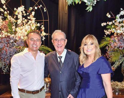 Aniversariante da semana passada, Gilberto Rezende com Cidinha Coimbra e o presidente do SICOOB Uberaba, Alceu Vieira (Foto/Paulo Lúcio)