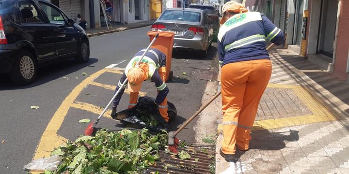 Moradores cobram varrio e limpeza de vias em bairros de Uberaba