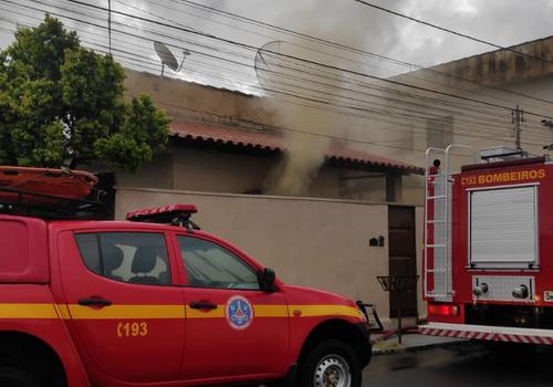 Bombeiros combatem incêndio em casa no Boa Vista (Foto/Corpo de Bombeiros)