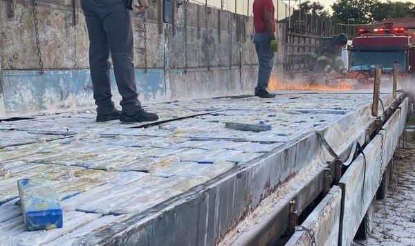 A droga estava em fundo falso da carroceria do caminhão e, segundo os suspeitos, eles saíram do Paraguai, de onde outro caminhão também seguiria para Uberaba  (Foto/Divulgação)