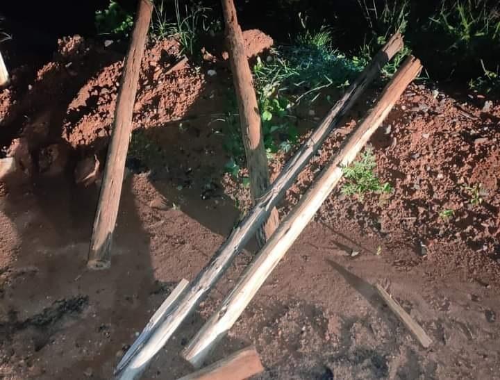 Pedaços de madeira usados para interditar uma via e obrigar o motorista a parar, quando foi assaltado  (Foto/Divulgação)