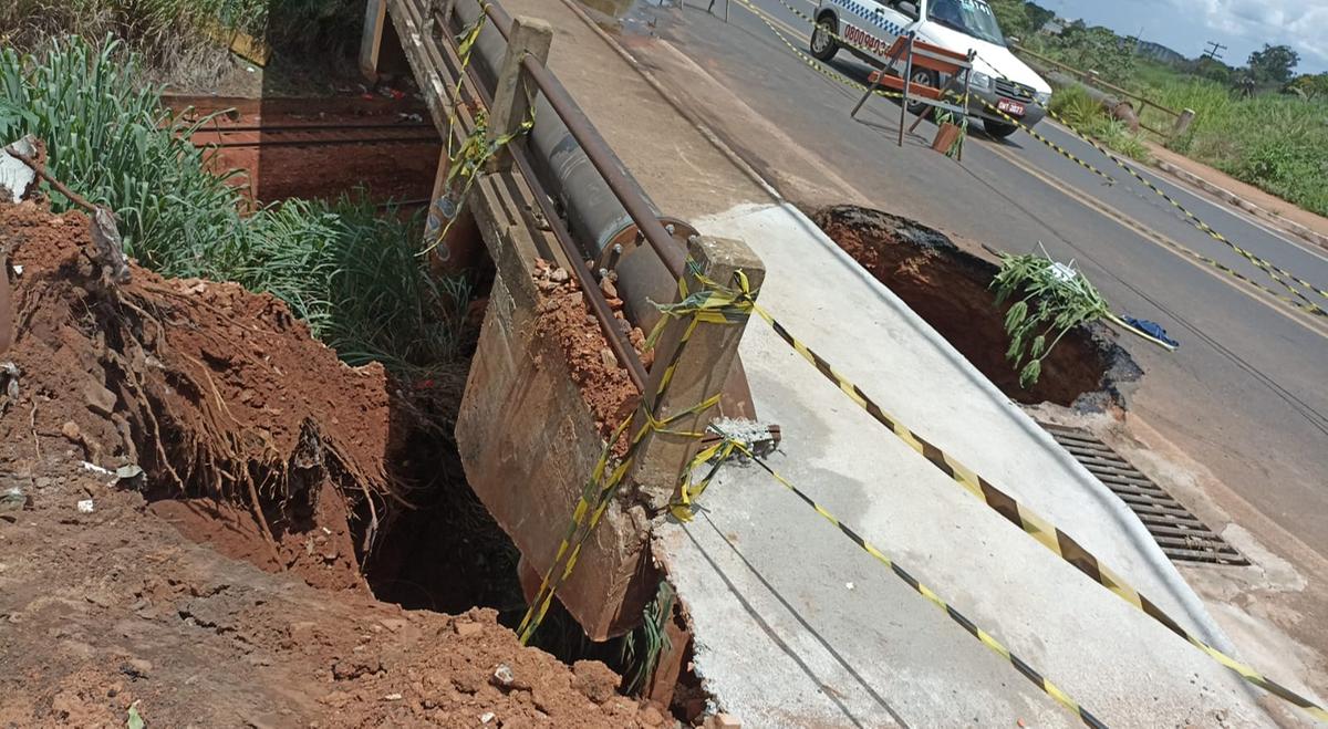 Depois de a Codau realizar obra no pontilhão, o buraco voltou a se abrir na terça-feira, em virtude das fortes chuvas  (Foto/Prefeitura)