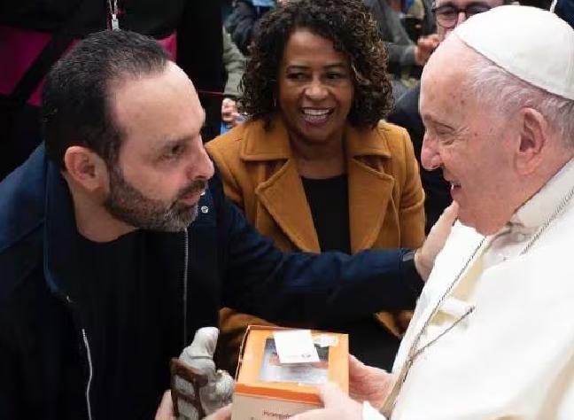 Os deputados do PT, Ulysses Gomes e Leninha, foram surpreendidos por interesse do Papa Francisco pela tradicional cachaça brasileira (Foto/Reprodução/Instagram)