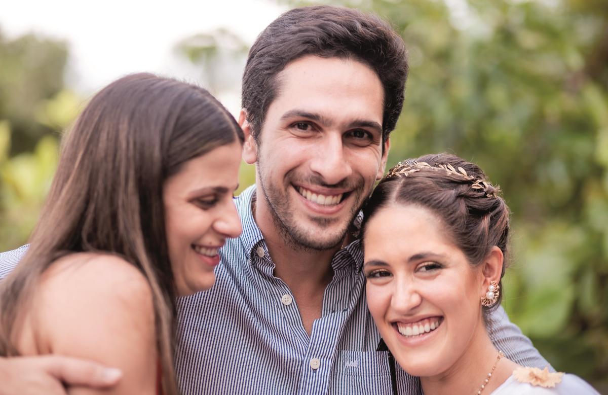 Muito carinho envolvido nesta foto da noiva com seu amigo de infância em Uberaba, José Bichuette e sua esposa Bárbara Trepiccione (Foto/Matusa Gonzaga e Dani Wasem)