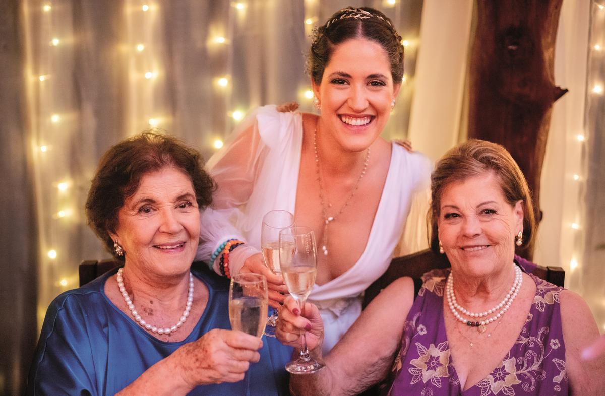 Fernanda com sua avó Marlene Melo e a melhor amiga, Carmem Zafra (Foto/Matusa Gonzaga e Dani Wasem)