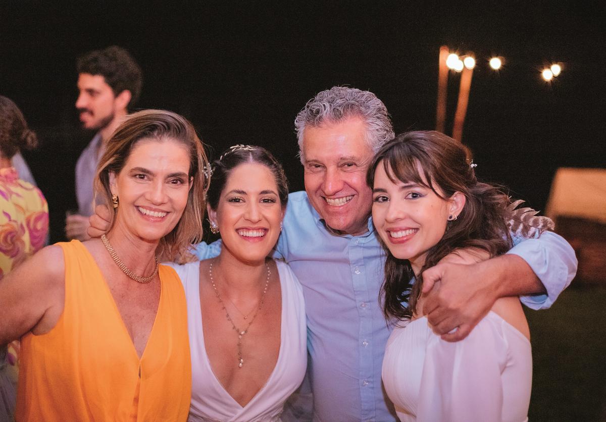 As noivas com Aninha Kefalás e Fábio Levi; mãe e padrasto da Fê Melo (Foto/Matusa Gonzaga e Dani Wasem)