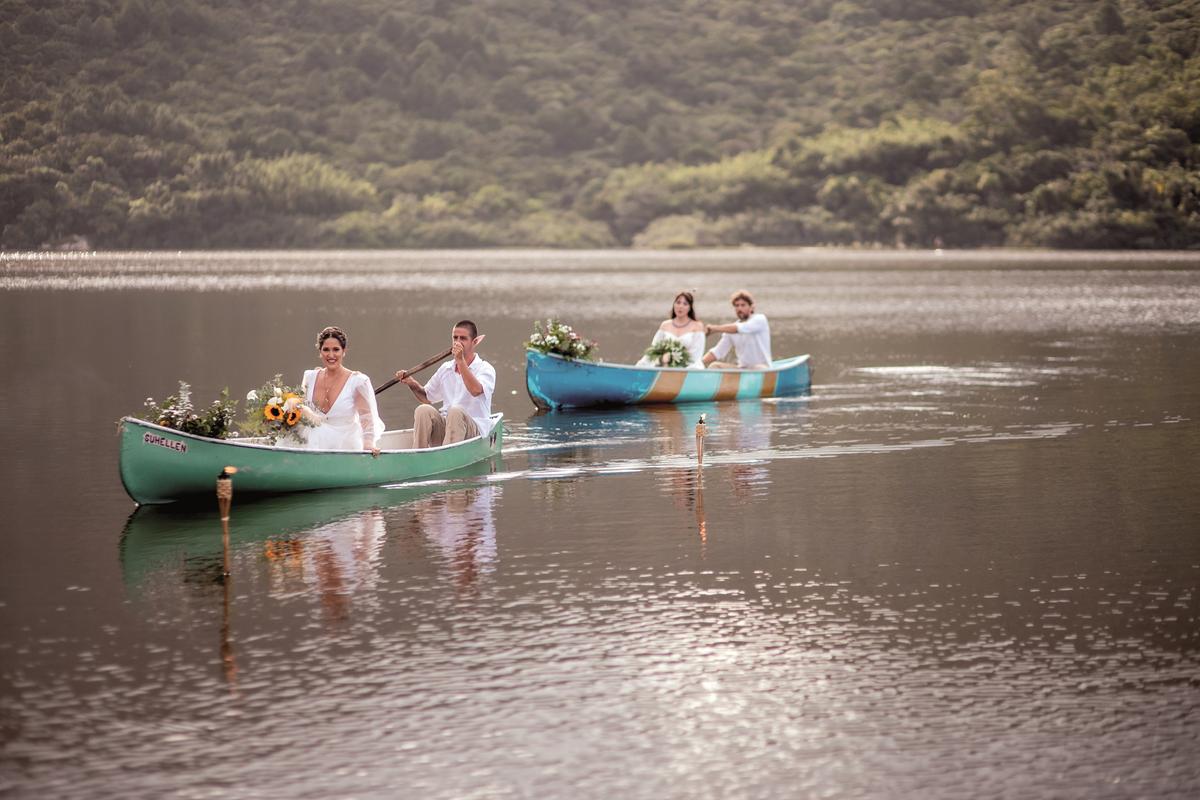 As noivas chegando de canoa na Ilha da Magia em Florianópolis (Foto/Matusa Gonzaga e Dani Wasem)