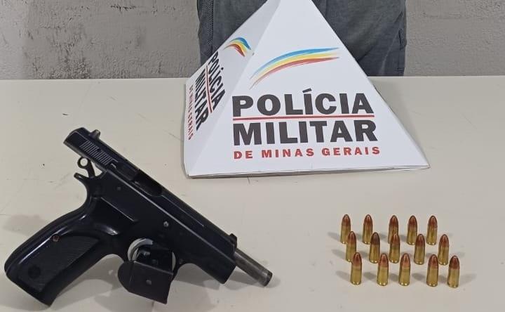 Pistola 9 milímetros sem o devido registro e munições que foram apreendidas com o motorista após perseguição policial  (Foto/Divulgação)