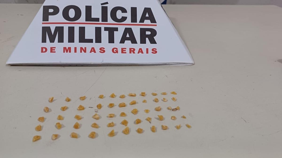 Pedras de crack apreendidas com o suspeito preso, visto que um segundo envolvido conseguiu fugir da abordagem  (Foto/Divulgação)