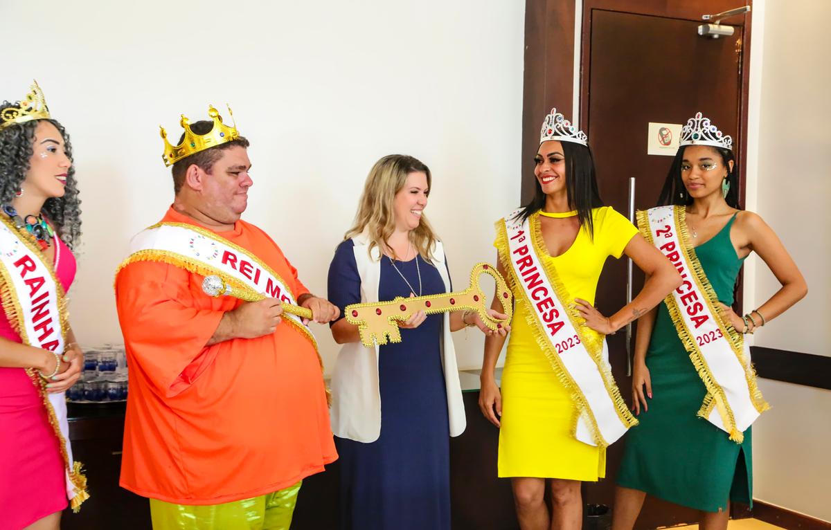 Prefeita Elisa Araújo com a Corte Carnavalesca no momento da entrega da chave da cidade  (Foto/Divulgação)