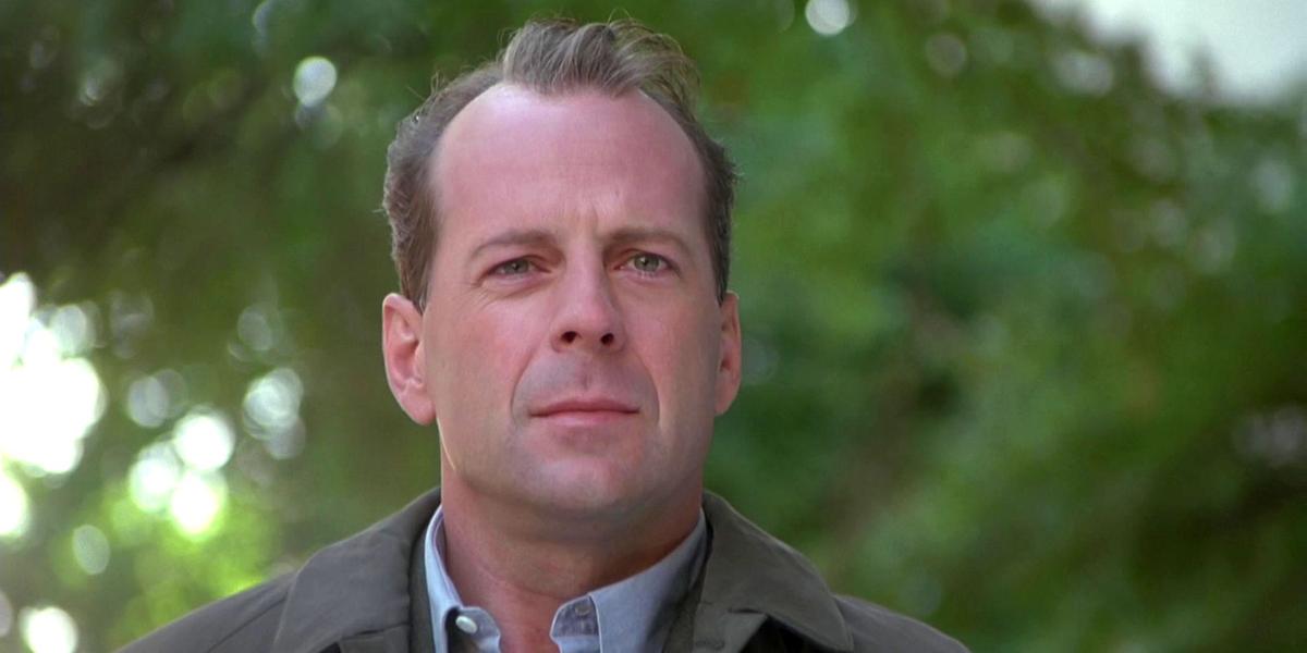 O ator Bruce Willis atualmente com 67 anos foi diagnosticado com