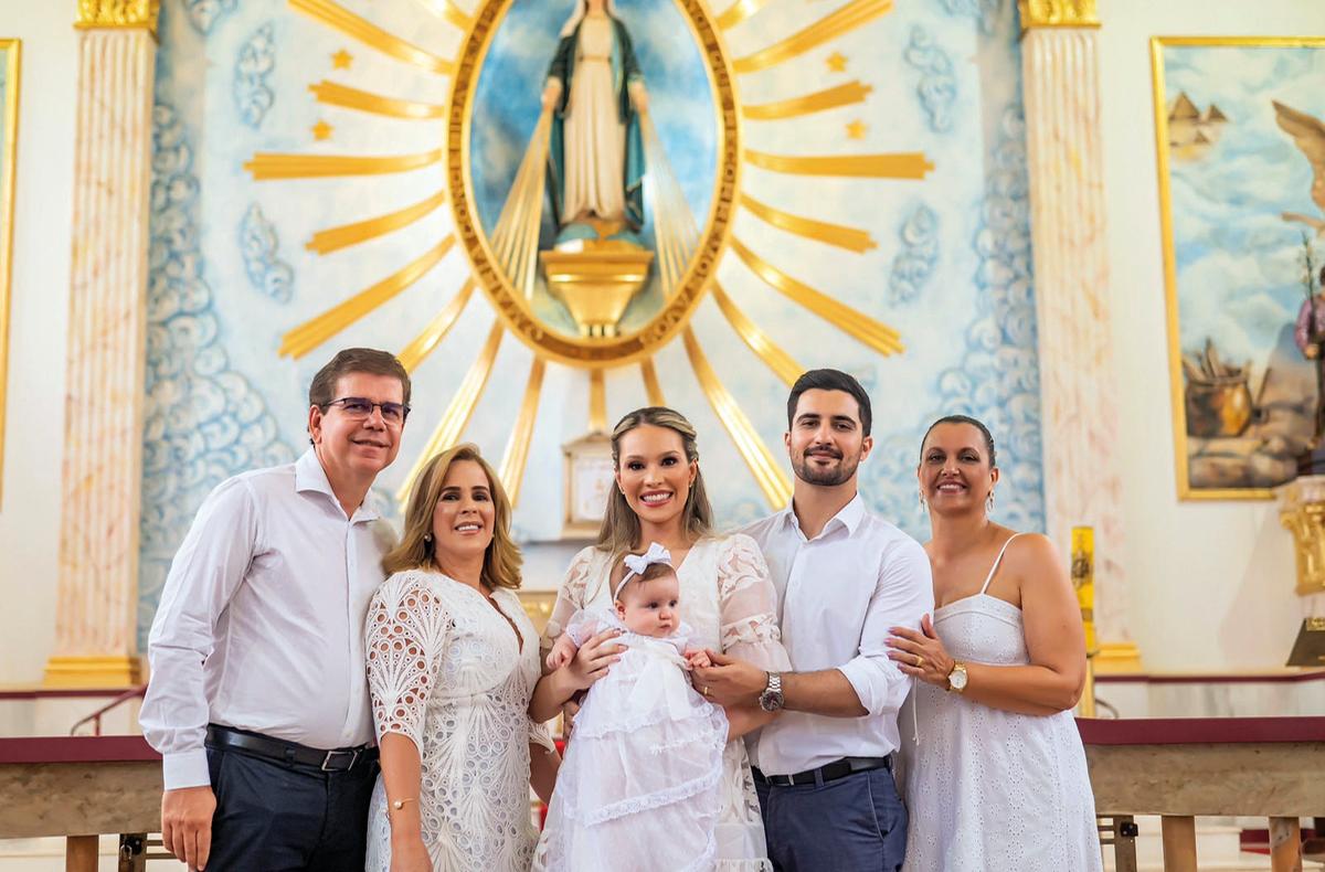 Helena no colo dos pais, Camila e Marcelo, cercada de amor, pelos avós maternos Ubirajara Pires e Maria Lazara La Guardia e pela avó paterna Luciana Zago (Foto/Ana Carolina Andrade Fotografia)