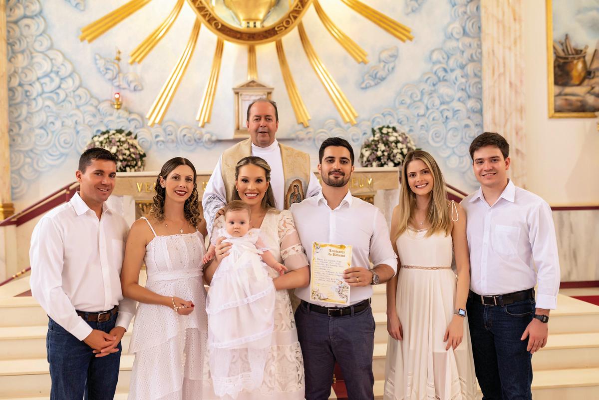 Camila e Marcelo escolheram como padrinhos de batismo, para serem luz no caminho de fé de Helena os queridos Marco Túlio La Guardia e Patrícia Zago e para Consagrar a pequena os escolhidos foram Diego Morais e Lara Cecílio (Foto/Ana Carolina Andrade Fotografia)