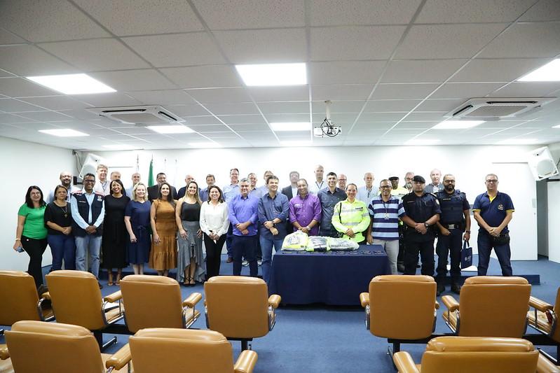 Secretaria de Defesa Social recebeu da Adesg a doação de novos uniformes para os agentes de trânsito (Foto/Prefeitura)