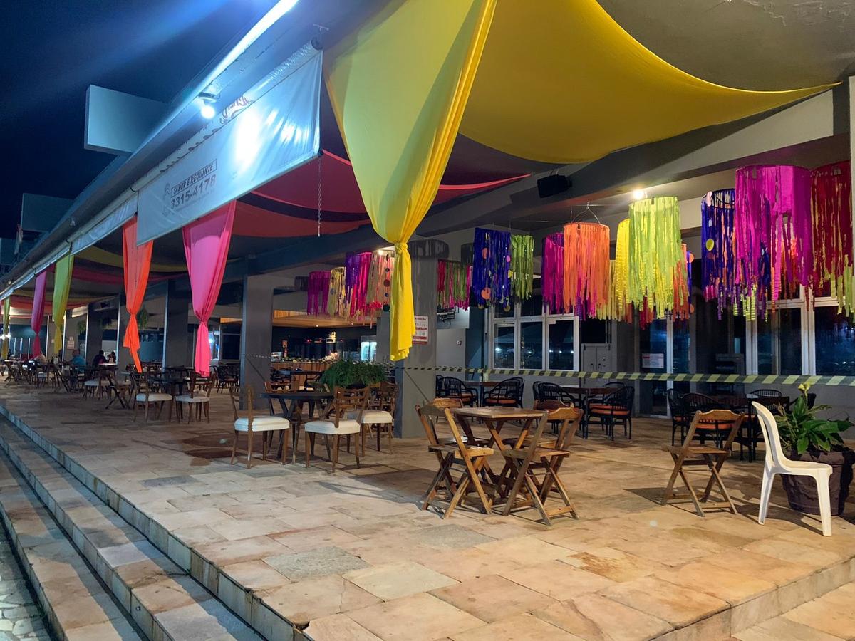 O Bar da Piscina, no Jockey Uberaba, está decorado especialmente para receber o CarnaJockey (Foto/Divulgação)