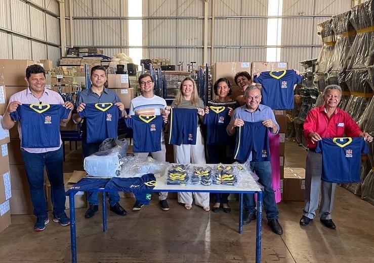 Prefeita Elisa Araújo e o secretário de Educação, Celso Neto, apresentaram o primeiro lote de uniformes a vereadores no Centro de Distribuição da Prefeitura  (Foto/Divulgação)