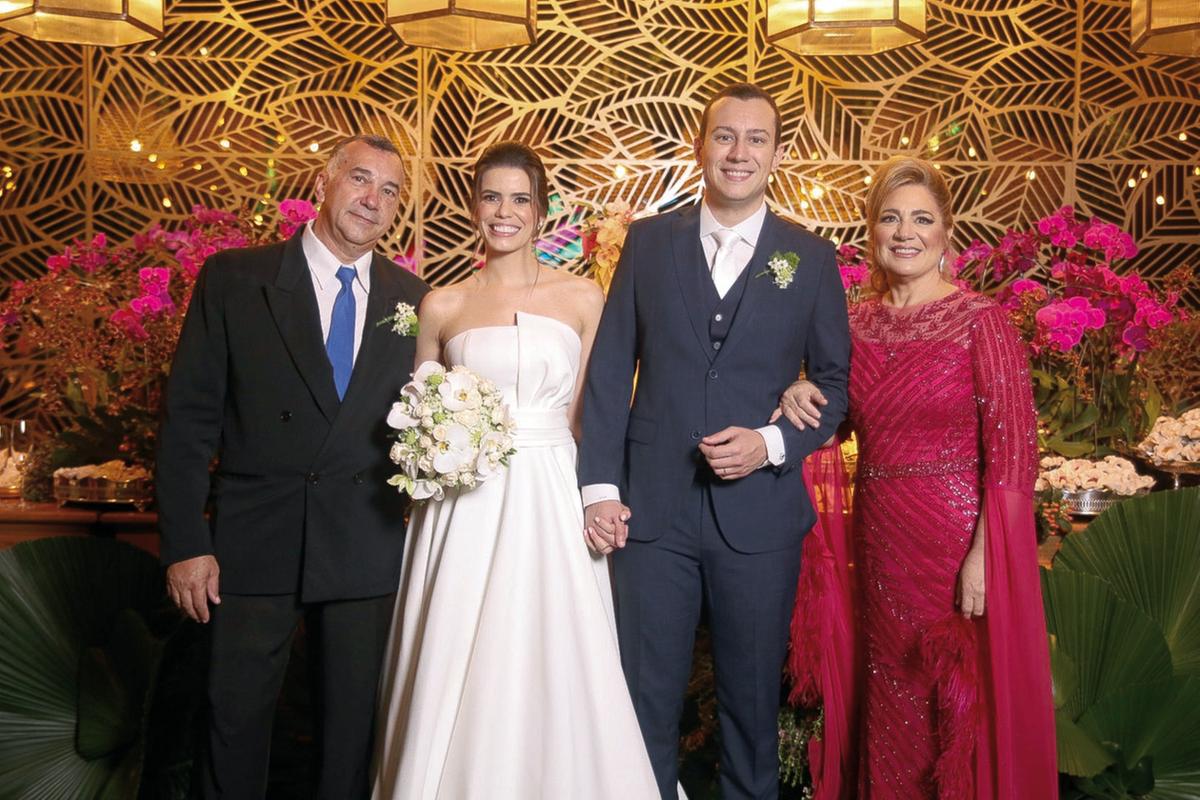 Os noivos com os pais dele, Ubaldo Borges e Eliane Tonelli (Foto/Alex Pacheco)
