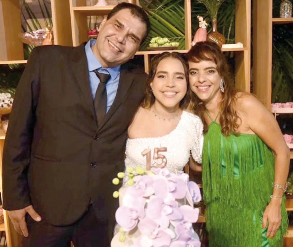Sophia Abud ganhou linda festa para comemorar seu dèbut e recebeu colunáveis com seus pais, Jorge Felipe Abud e Flávia ()