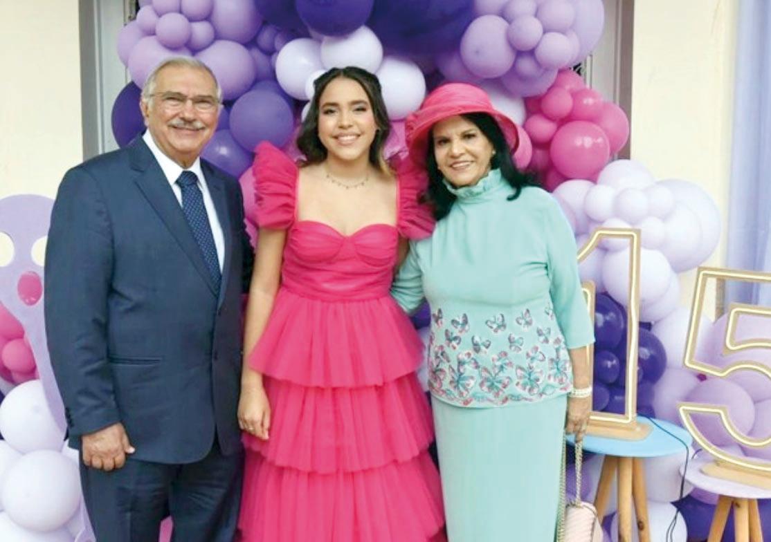 Sophia com seus avós, Jorge Abud e a sempre elegante Sandra ()