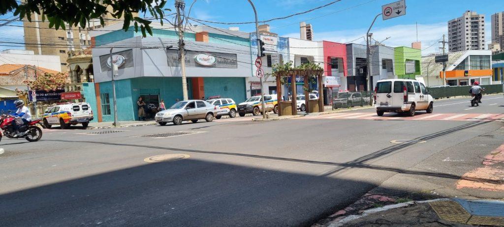 Com informação dando conta que o carro circulava em Uberaba, a polícia realizou a abordagem na esquina da Senador Pena com Leopoldino, no centro (Foto/Reprodução)