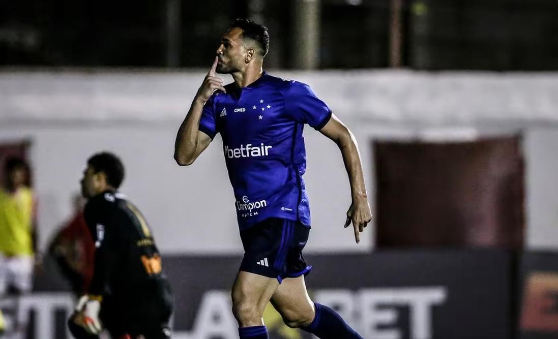 Gilberto brilhou, foi o dono do jogo e marcou os três gols da vitória da Raposa sobre o Villa Nova  (Foto/Reprodução/Flickr Cruzeiro)