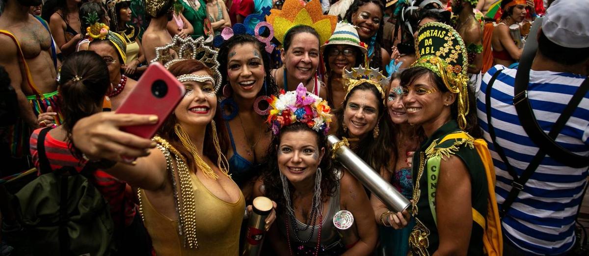 Foliões nas redes sociais durante o Carnaval (Foto/Ilustrativa/O Globo)