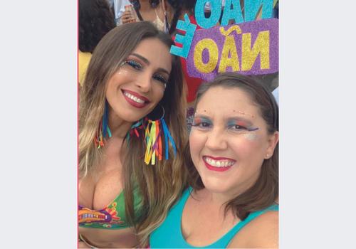 Sempre lindas e muito alegres, Fernanda Borges e Rochelle Bazaga também aproveitaram a folia nas ruas de Uberaba (Foto/Arquivo Pessoal)