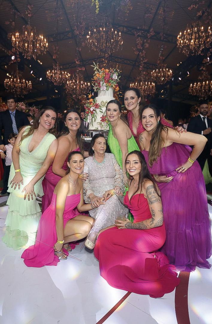 As belas, Aline, Mayra, Lorena e Amanda, Gabriela, Alanna e Naianne com a Vovó Vera (Foto/Alex Pacheco)