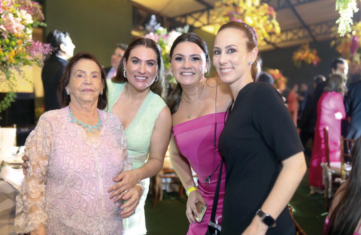 Vera, super elegante com look assinado pelo talentoso Franck Prado, com as netas Aline e Mayra e a competente Maria Claudia Cicci (Foto/Alex Pacheco)