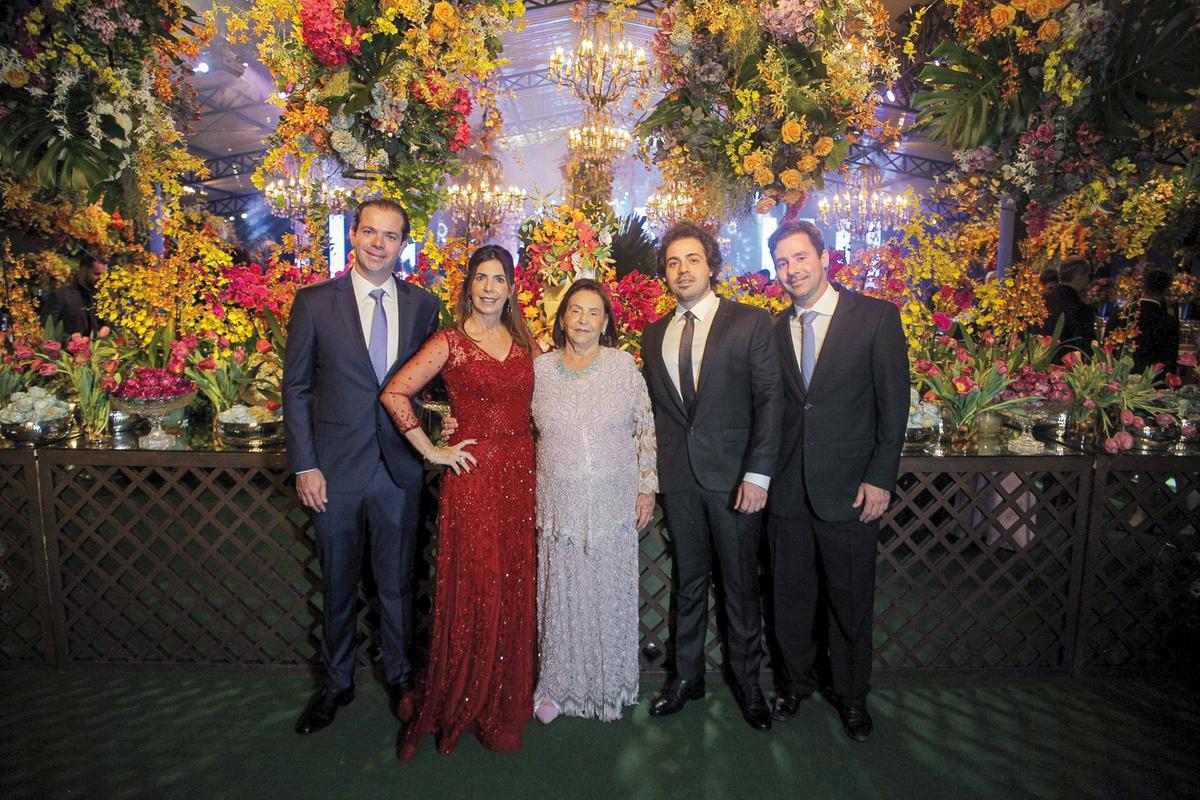 Auxiliadora, ao lado da mãe Vera e dos filhos, Guilherme, Diego e Bruno Detoni (Foto/Alex Pacheco)