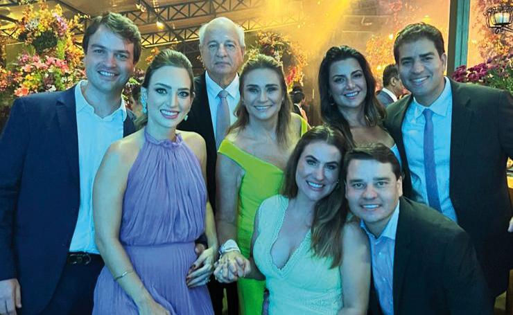 Leonardo Aguetoni de braços dados com Marina Barbar, Junior e Marta Barbar, Lucélia e Otávio Barbar, vieram prestigiar e comemorar no festão do fim de semana dos Detoni e prestigiar a nora Aline e o filho Augusto, netos da aniversariante (Foto/Alex Pacheco)