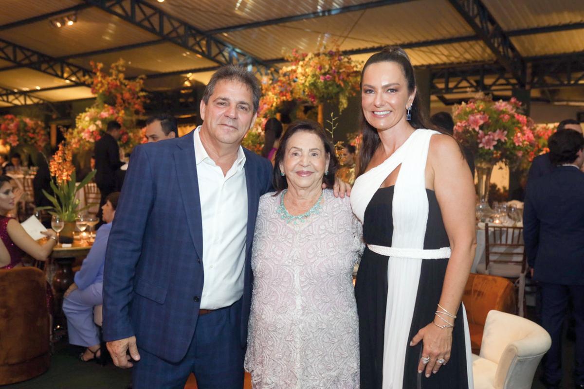 Vera ladeada pelo filho Afonso e pela nora Daniela Detoni (Foto/Alex Pacheco)