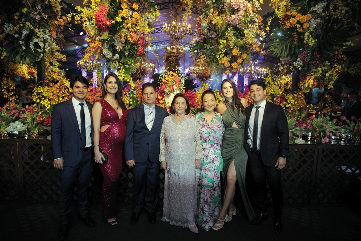 Walter Júnior e Vera, com os filhos Vitor e Walter Neto e as nora Flávia e Mariana comemorando a vida com a mãe dele, Dona Vera (Foto/Alex Pacheco)