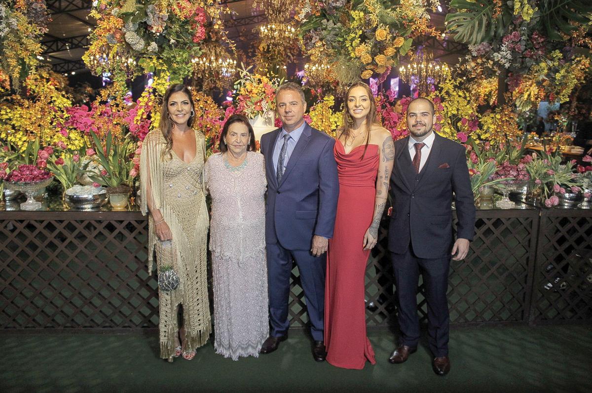 Linda, Andréia Di Sicco, ao lado da sogra, Vera Detoni, de braços dados com Andre e os filhos dele Alanna e Vinícius Neto (Foto/Alex Pacheco)