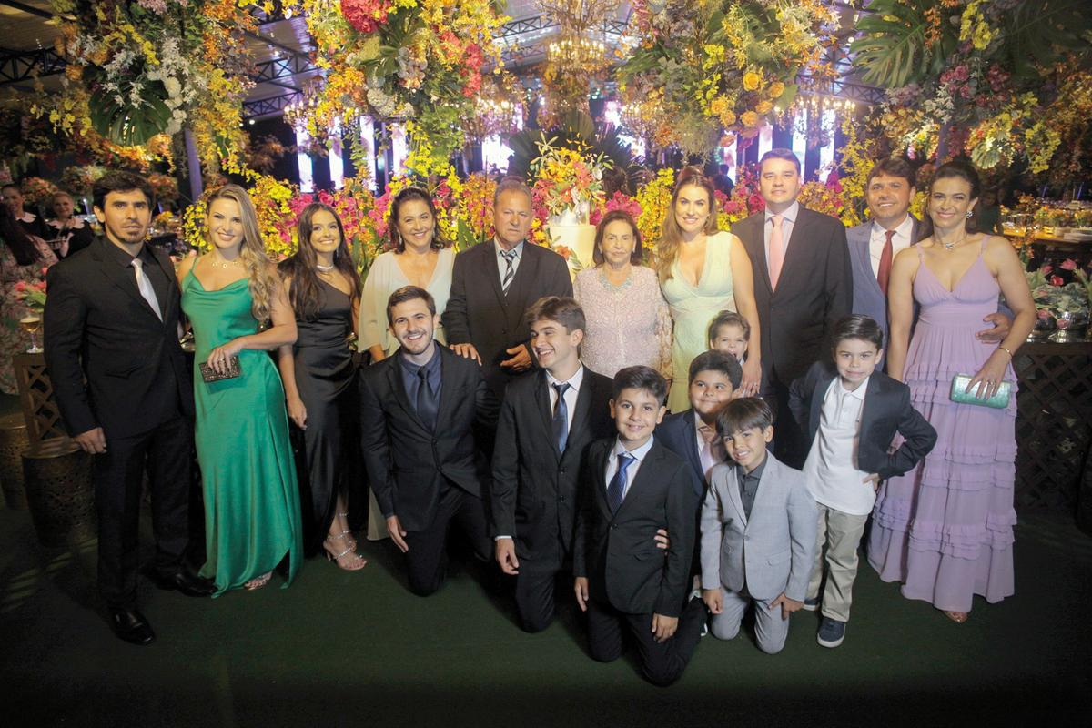 Ao centro a nora Márcia e o filho Jorge, Vera e os netos, Thiago, Laís, Fernanda, Aline de braços dados com Augusto Barbar, Rafael, Denise e os Bisnetos Joao Pedro, Jorge Neto, Caio, Joaquim, Francisco, Igor e Arthur (Foto/Alex Pacheco)