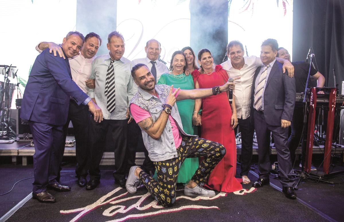 Vera Detoni com os filhos André, José Roberto, Jorge, Paulo, Auxiliadora, Antonieta, Afonso, Walter Jr., Sônia e Marcelo, todos presentes no coração da aniversariante (Foto/Alex Pacheco)