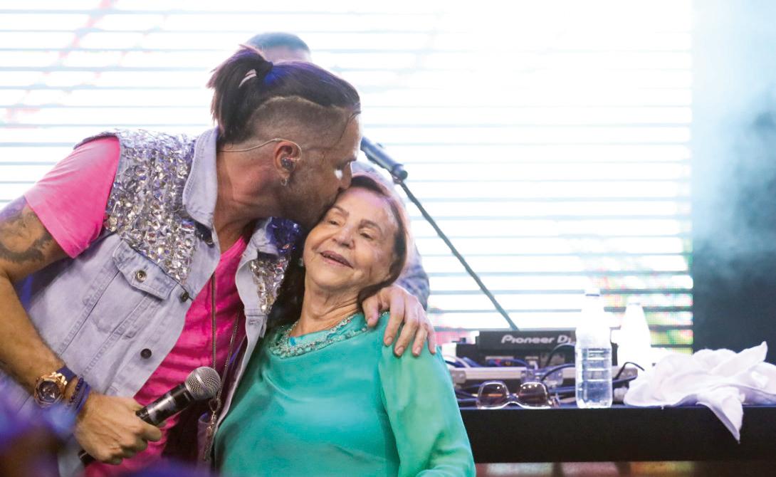 Aniversariante do fim de semana Vera Detoni ganhou carinho especial de Latino no seu festão de 90 anos (Foto/Alex Pacheco)