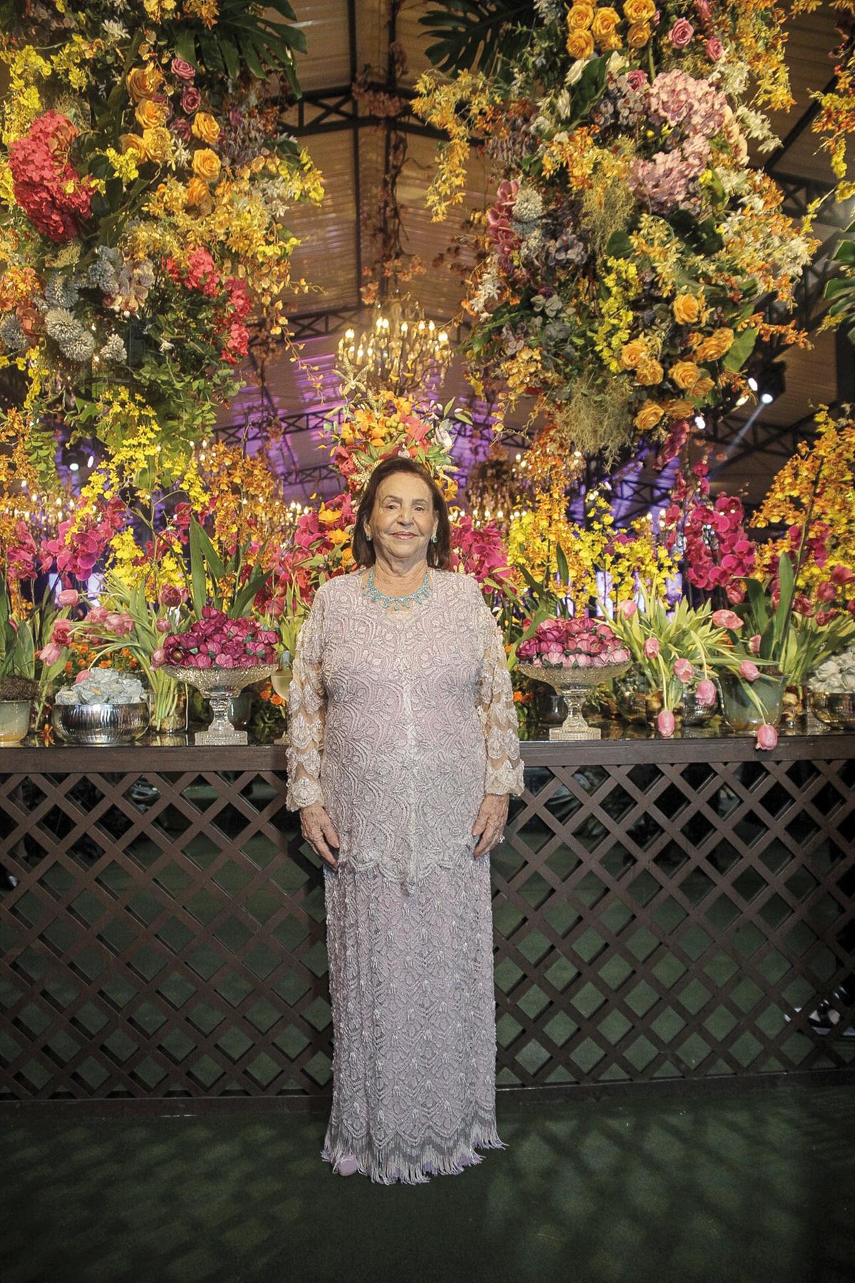 Linda, impecável, extremamente elegante e alegre. Assim é Dona Vera Detoni que comemorou com muita saúde e vitalidade, ao lado de seus familiares e amigos seus bem vividos 90 anos (Foto/Alex Pacheco)