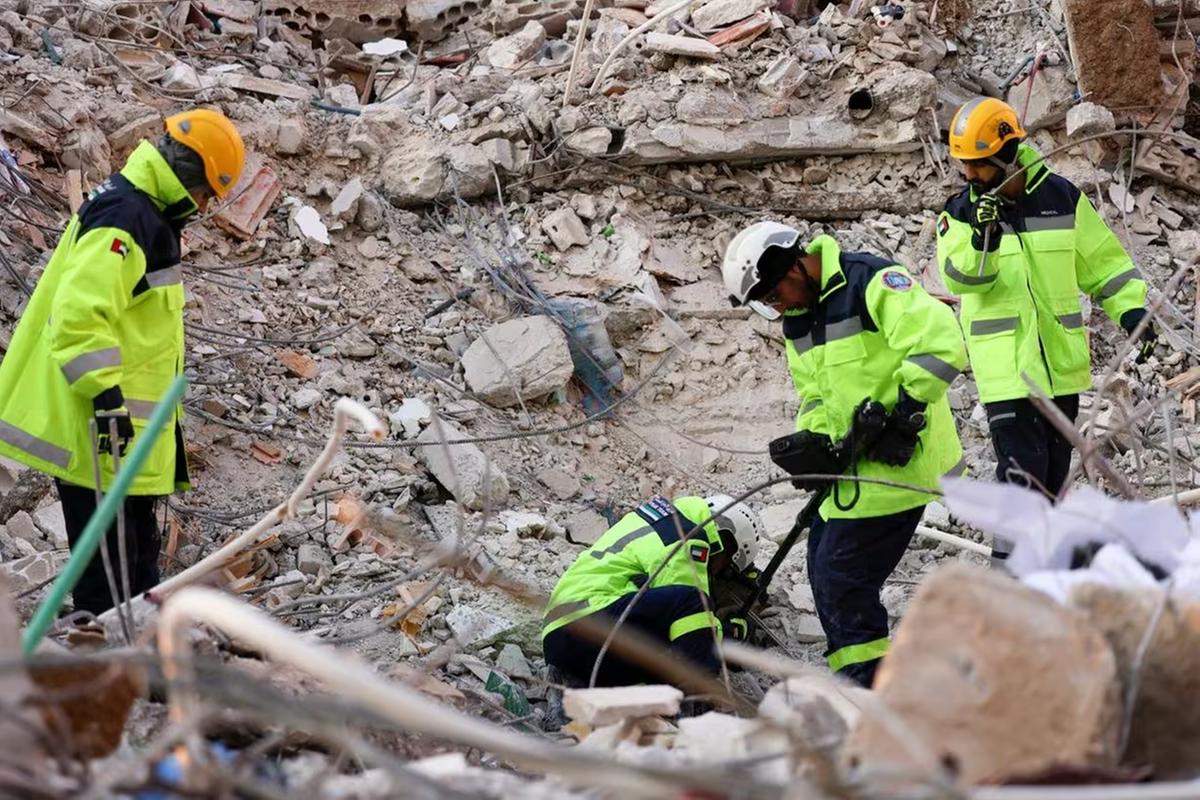 Equipes de resgate seguem buscando sobreviventes e corpos em meio a escombros deixados pelo terremoto na Síria e na Turquia (Foto/KARIM SAHIB/AFP)
