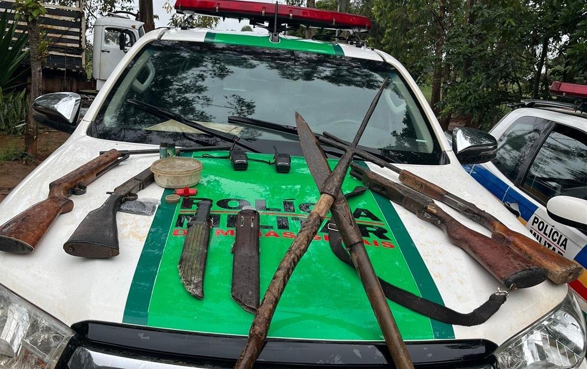 Armas, munições e outros instrumentos usados em caça foram apreendidos na casa do suspeito pela Polícia Ambiental  (Foto/Divulgação)