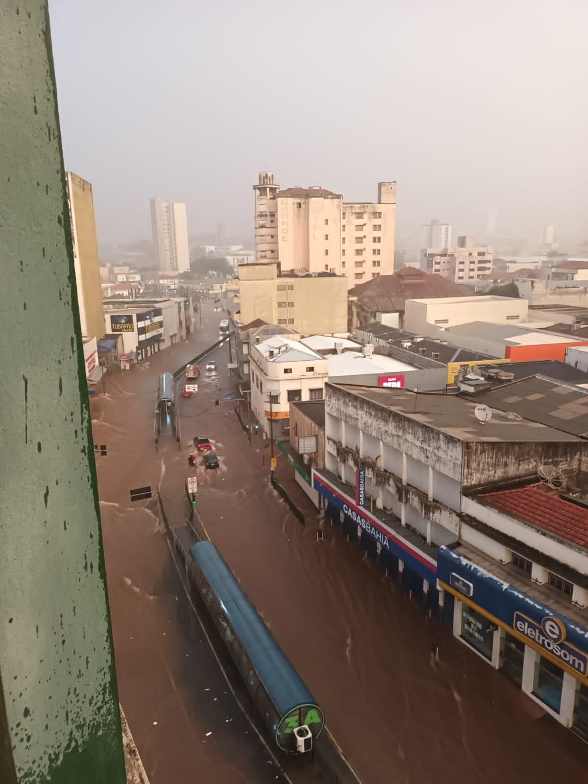 Chuva alaga Centro de Uberaba (Foto/Leitores JM)