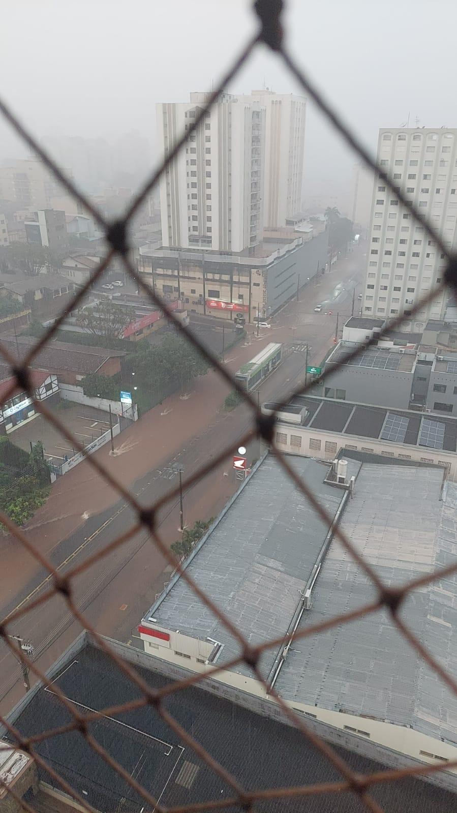 Chuva alaga Centro de Uberaba (Foto/Leitores JM)