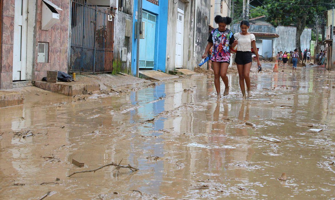 Chuva que assolou o litoral paulista (Foto/Agência Brasil)