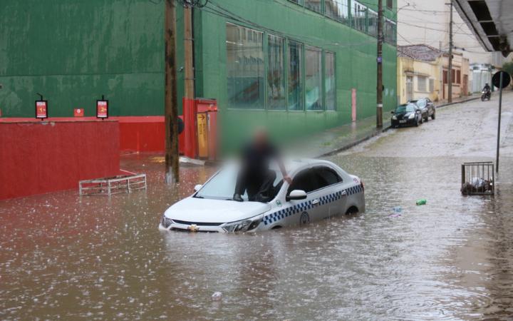 Taxista fica ilhado após forte chuva em Uberaba (Foto/Jairo Chagas)