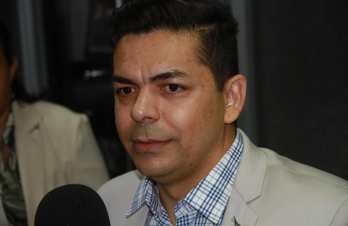 Presidente da Câmara Municipal, Fernando Mendes, durante entrevista ontem ao programa Pingo do J, da Rádio JM  (Foto/Jairo Chagas)